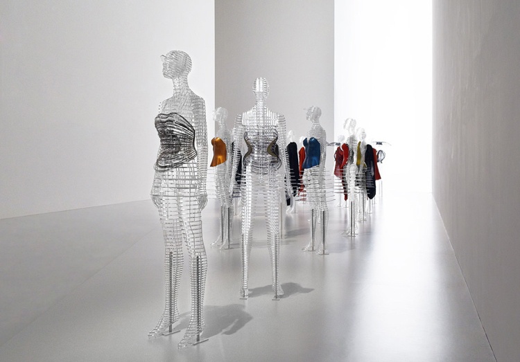 fashion-mode-moderne-kunst-ausstellung-körper-figuren-transparent
