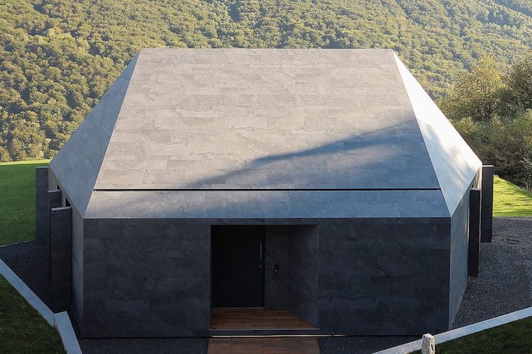 feinsteinzeug-fliesen-hinterluftete-fassade-dach-aussen-minimalistisch-moderne-architektur