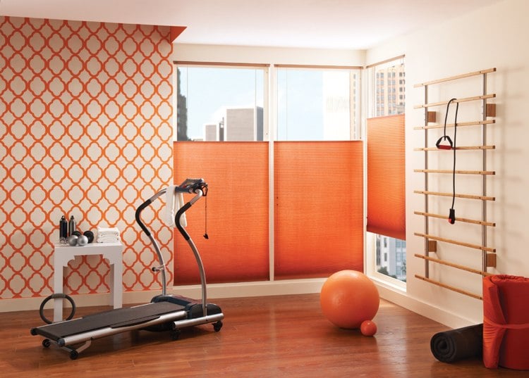 fensterdekoration-verdunkelung-sichtschutz-plissee-orange-farbe-muster-weiss-fitnesszimmer