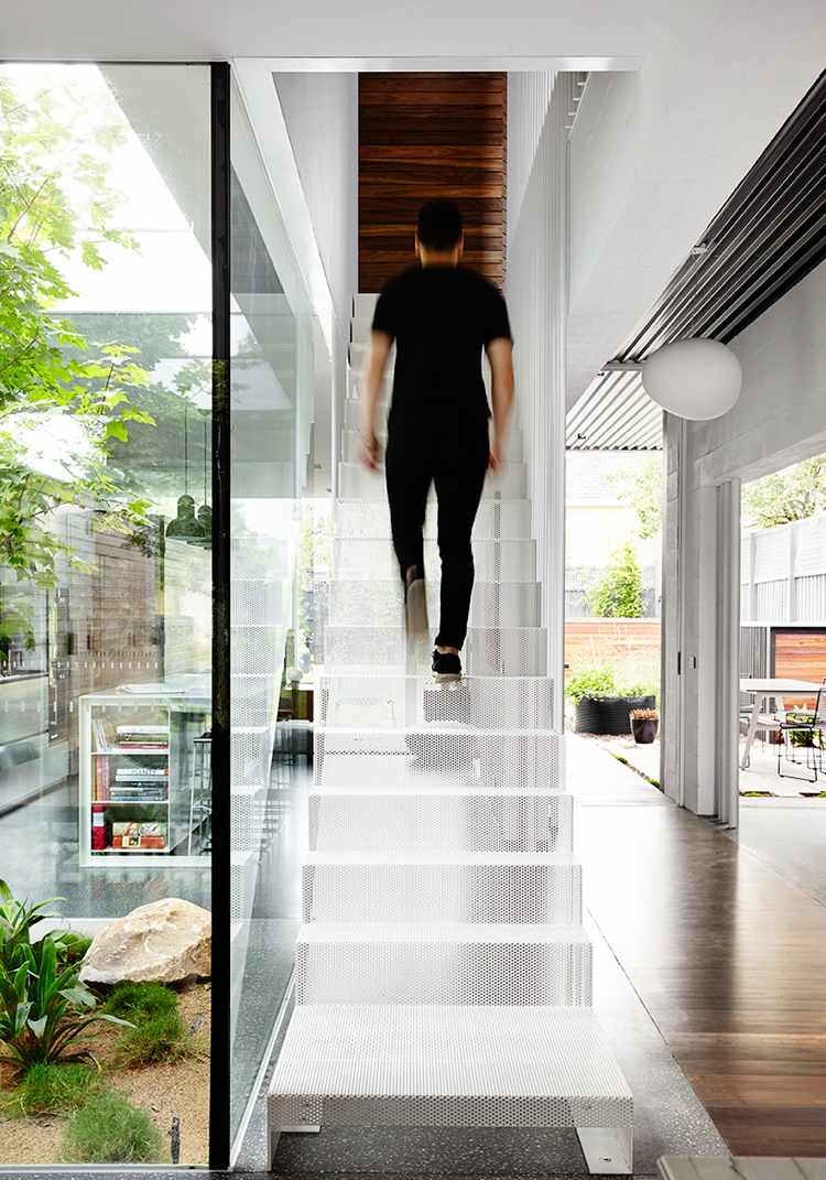 flexible-wande-raumhohe-fenster-treppe-glaswand-innengarten-modern