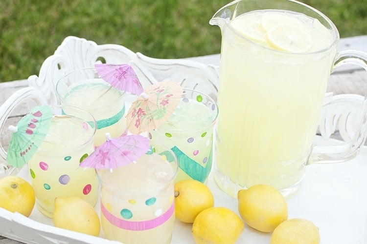 gartenfest-deko-glaeser-gaeste-bunt-bemalen-limonade