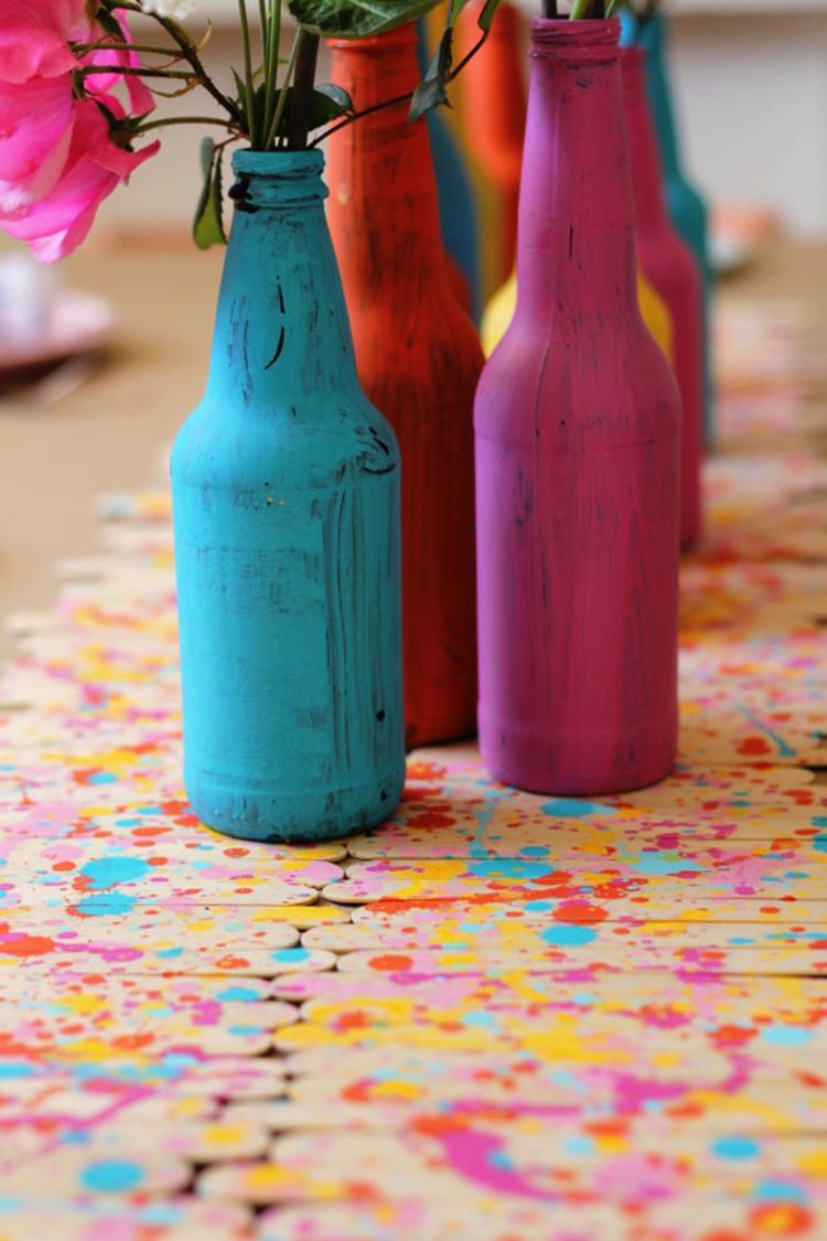 gartenfest deko holz-tischlaeufer-matte-farbspitzer-vasen-flaschen