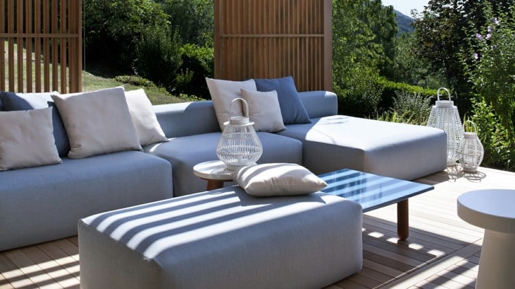 gartenmoebel-und-pergola-design-sofa-grau-lounge-schatten