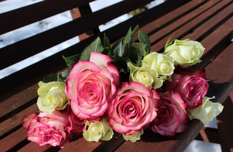 Geschenke zum Muttertag tipps-rosenstrauss-rosa-weiss-gelb
