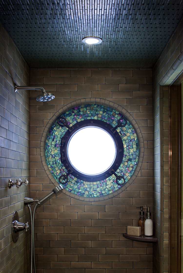 glasfliesen-mosaik-design-badezimmer-bullauge-fenster-perlmutt