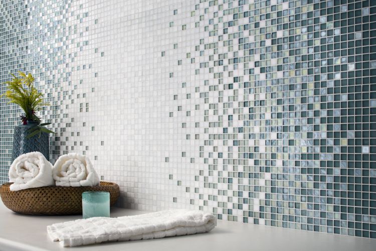 glasfliesen-mosaik-design-blau-weiss-farbverlauf-badezimmer
