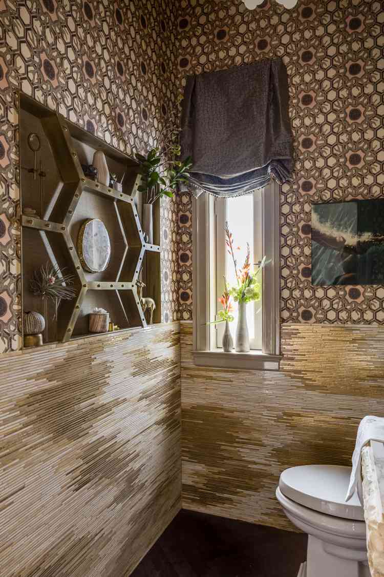 glasfliesen-mosaik-design-toilette-luxus-gold-tapete