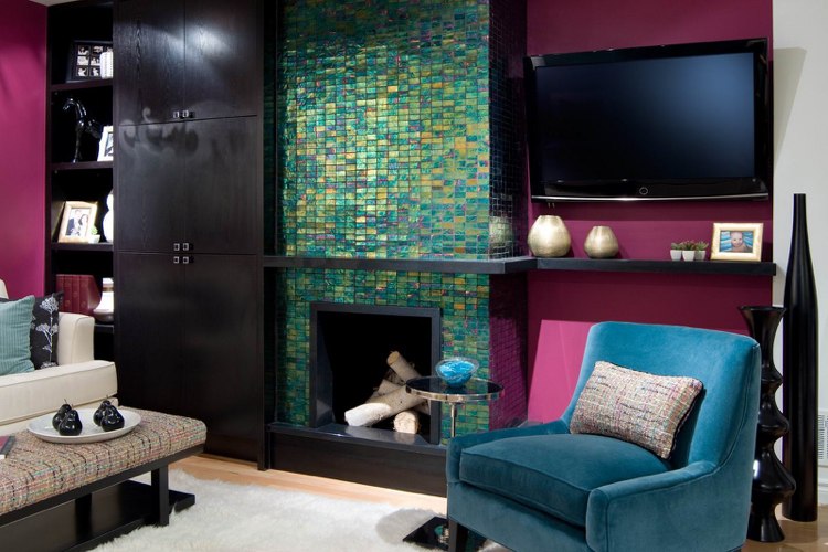 glasfliesen-mosaik-design-wohnzimmer-extravagant-purpur-wandfarbe-permutt