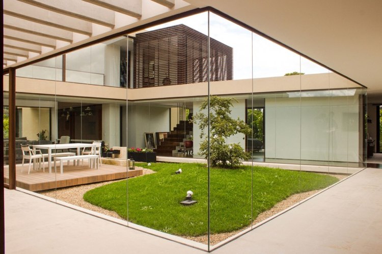 glastrennwand-innengarten-luxus-haus-highlight-zen-modern-outdoor