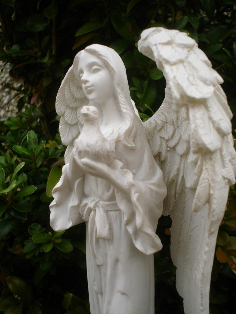 grabgestaltung-mit-grabschmuck-statue-engel-glaube-stein-meisseln