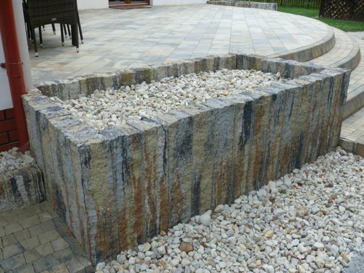 granit-palisaden-garten-kieselsteine-weiss-terrasse