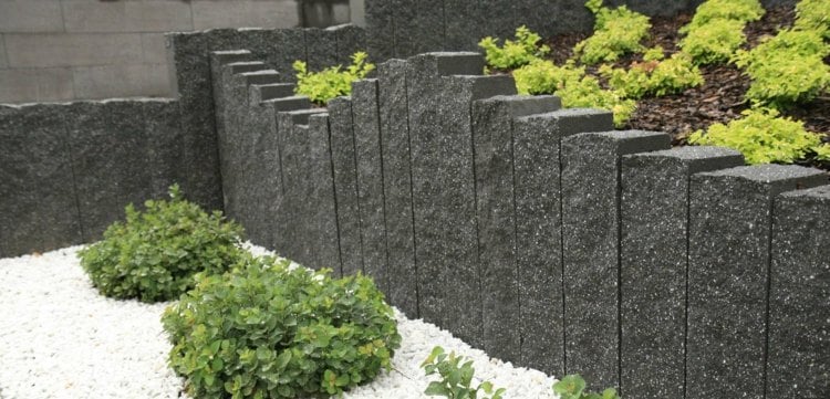 granit-palisaden-schwarz-weiss-kiesel-strauch-gruen
