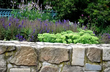 Hochbeet aus Stein im Garten selber bauen und bepflanzen