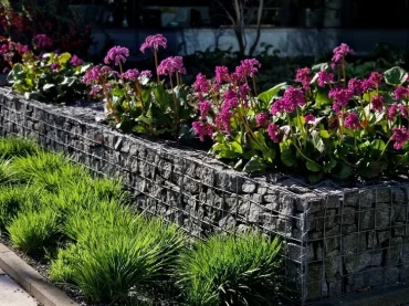 Hochbeet aus Stein in Form von Gabionen für die moderne Gartengestaltung