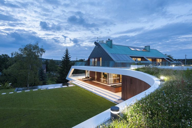 Holz für außen -innen-weiss-kombinieren-dachgarten-moderne-arcitektur-schraegdach-beleuchtung