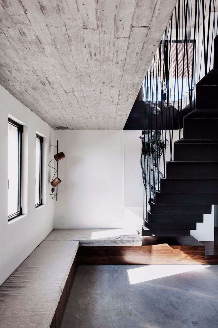 holz-boden-modern-kombinieren-beton-treppe-metall-schwarz
