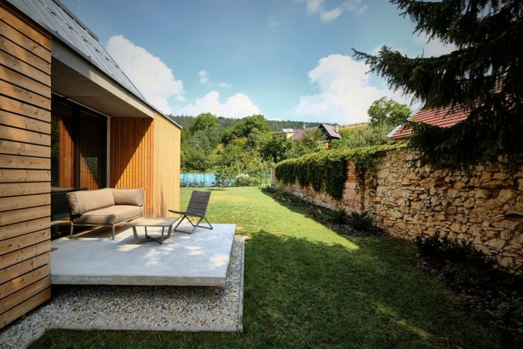 holz-klinkersteine-terrasse-beton-boden-holzbretter-lounge