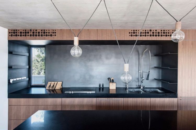 holz-küche-modern-design-schwarz-minimalistisch-kombinieren-leuchte