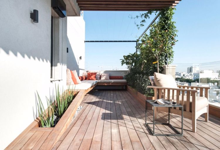 Holz für Terrasse -modern-kombinieren-klettepflanzen-holzdielen-aussicht