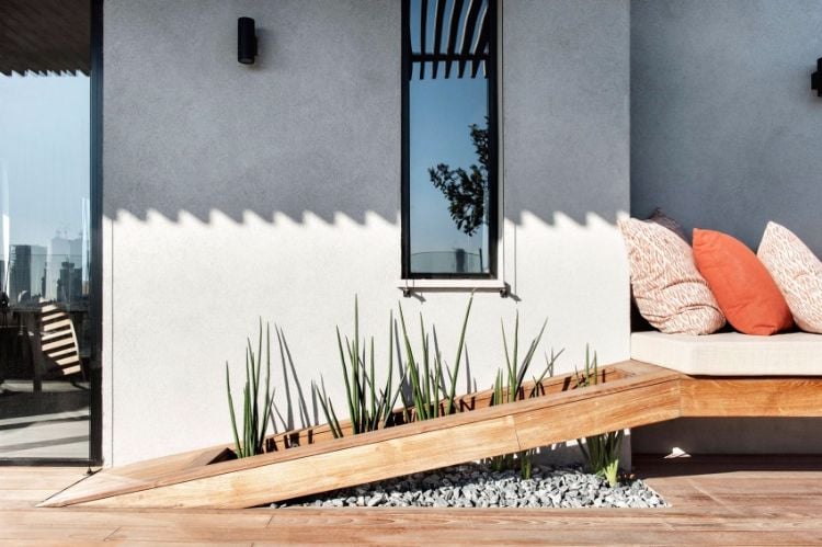 Holz für Terrasse -modern-kombinieren-sitzbank-pflanzen-trockenheitstolerant-sonne