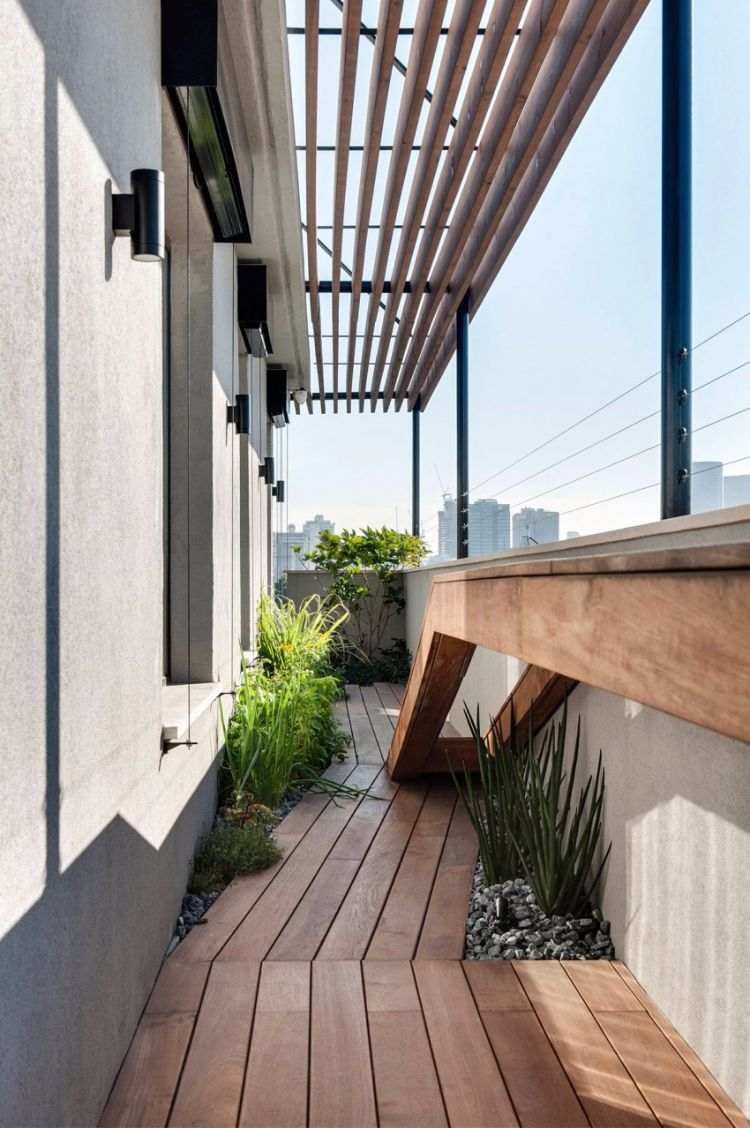 Holz für Terrasse -modern-kombinieren-terrassenüberdachung-pflanzen-sonnig