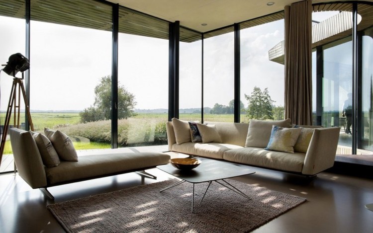 inteligentes-wohnen-modernes-energieeffizient-wohnzimmer-glaswand-couch-beige