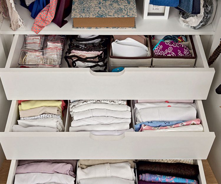Kleiderschrank aufräumen schubladen-organisieren-fächer-blusen-unterwäsche