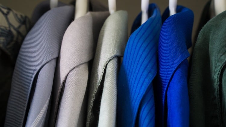 kleiderschrank-kleiderbuegel-sakkos-blazer-grautoene-blau