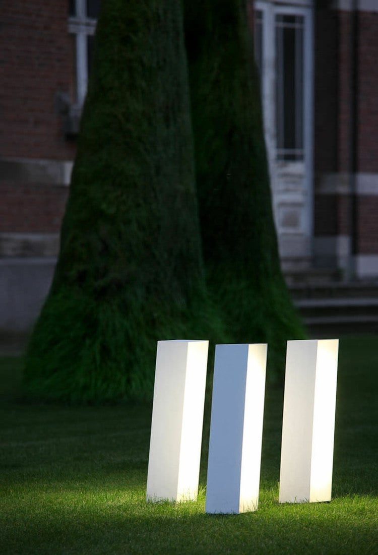 licht im garten fall-modular-weiss-saeulen-design-belgisch