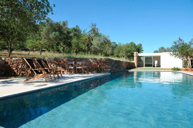 mediterran-modern-einrichten-can-basso-haus-pool-outdoor-liegestuehle