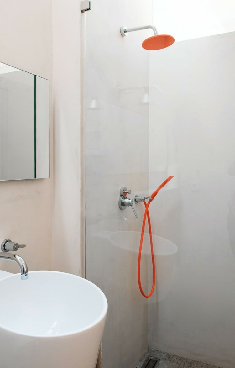 mediterran-modern-einrichten-dusche-armaturen-orange-farbakzent