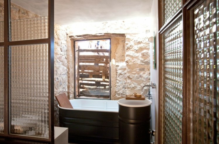 mediterran-modern-einrichten-rustikal-bad-badewanne-tonne-optik-waschbecken