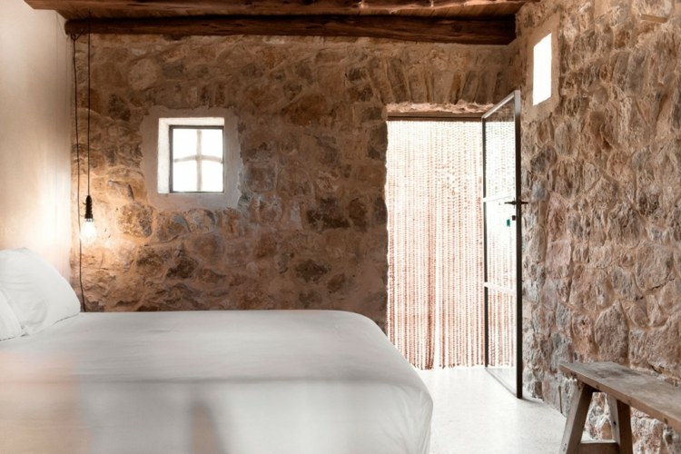 mediterran-und-modern-einrichten-schlafzimmer-stein-wand-rustikal