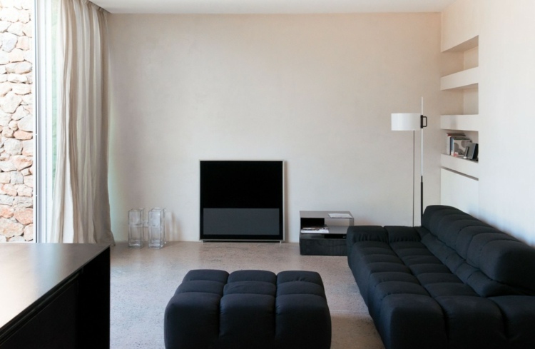 mediterran und modern einrichten wohnzimmer-idee-schwarz-leder-sofa