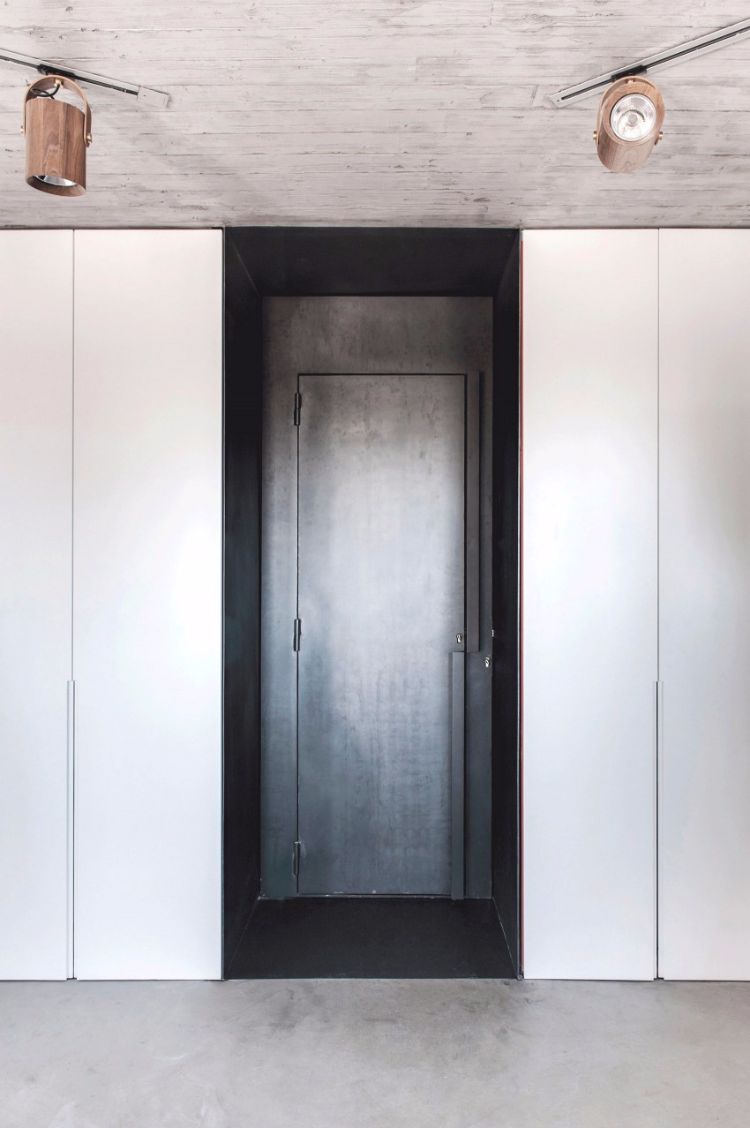 minimalistisch-flur-modern-kombinieren-weiss-beton-schwarz-metall