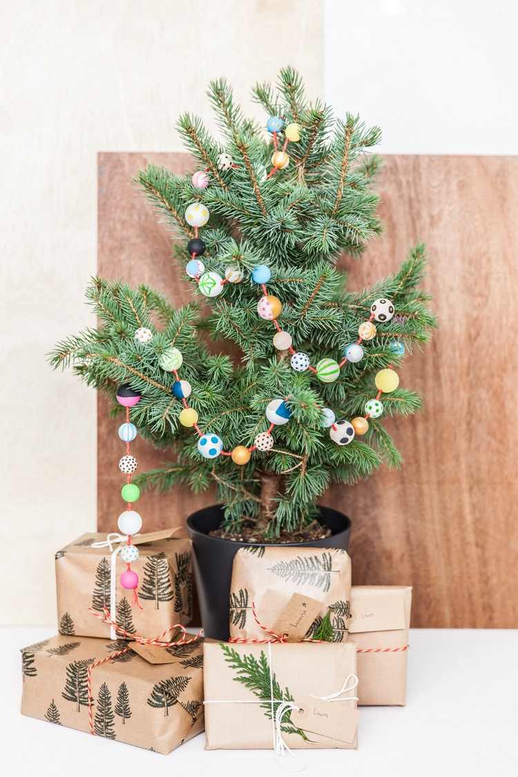 mit-holzperlen-basteln-girlanden-bunt-bemalt-weihnachten-weihnachtsbaum