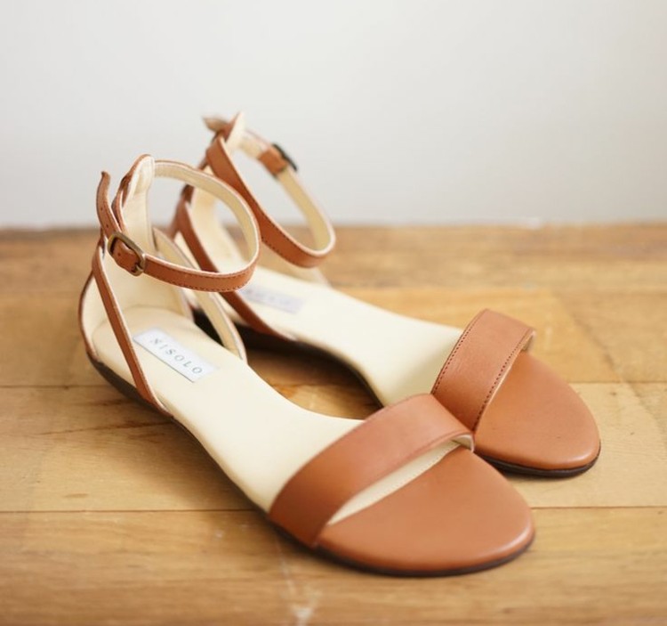 mode-vegane-nisolo-kunstleder-sandalen-braun-sommer-accessoire