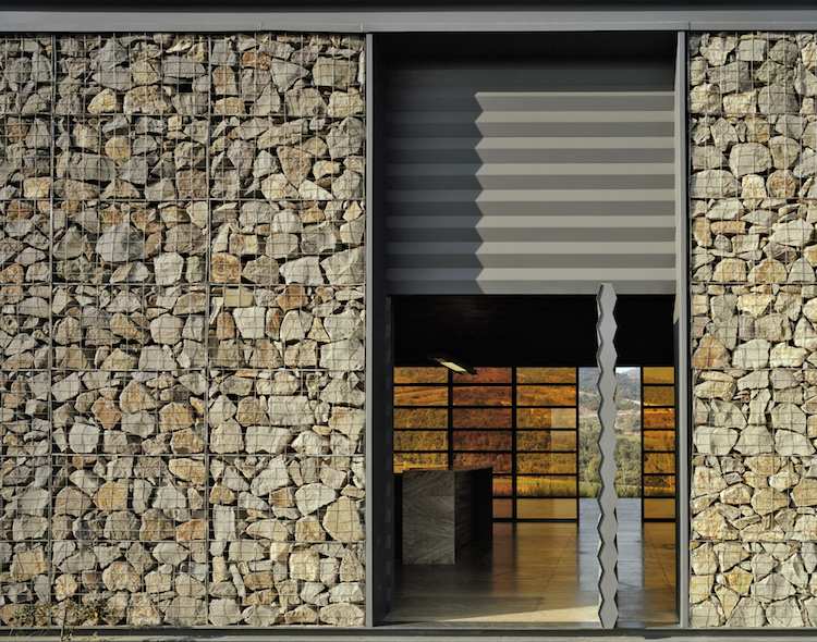 moderne-fassaden-zeitgenossisch-gabionen-bruchsteine-design-minimalistisch