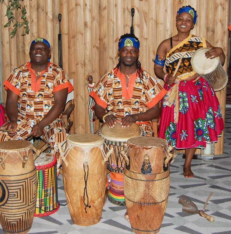 mottoparty-ideen-afrikanische-trommeln-djembe-musik-stimmung-tanzen
