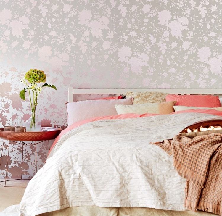 Neue Tapeten Trends muster-schimmer-silber-rosa-blumenmuster-schlafzimmer