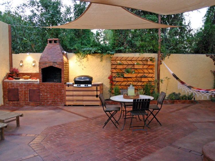 outdoor-küche-garten-pizzaofen-ziegelstein-bauen-esstisch-sonnensegel