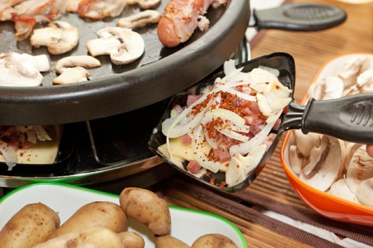 raclette-beilagen-grill-pfanne-zwiebeln-pilze-braten