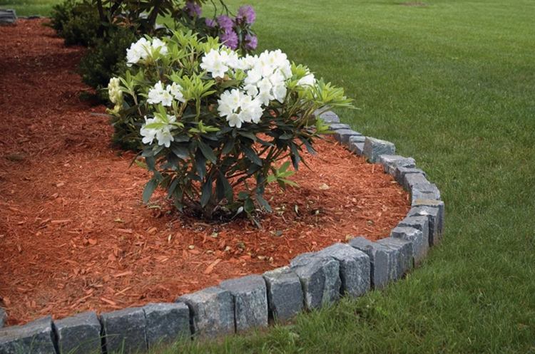 rasenkante-garten-wiese-steine-rhododendron-outdoor-gestalten