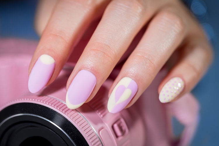 rosa-nagel-selber-machen-nageldesigns-spitze-weiß-pink-mandelform