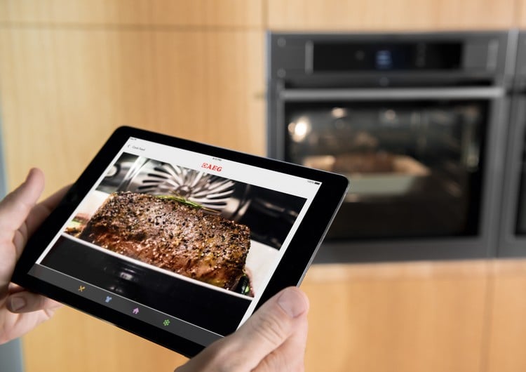 smarte-küchengeräte-tablett-verbindung-app-backofen-garen-inneres-foto-aeg