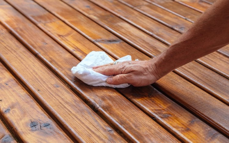 Terrasse reinigen Terrassendielen und platten richtig putzen