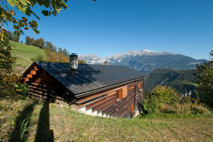 Traumhaus in der Schweiz familie-hanglage-ausblick-gebirge