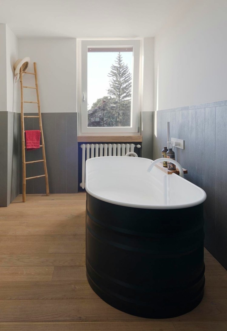 umweltfreundliche-raumgestaltung-badewanne-retro-schwarz-badezimmer-leiter