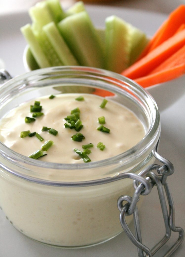vegane-mayonnaise-selber-machen-schnittlauch-moehren-gurken-dip