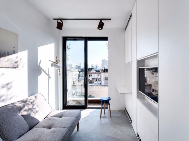 weiss-beton-boden-grau-couch-einbaushcränke-modern-kombinieren